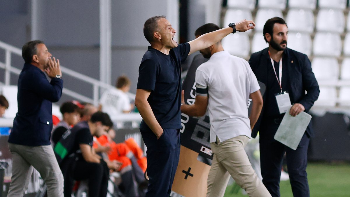Sergio Francisco da instrucciones durante un partido.