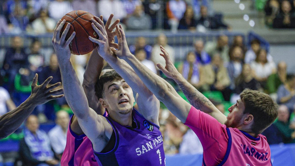Koprivica, entre dos rivales, durante el partido.