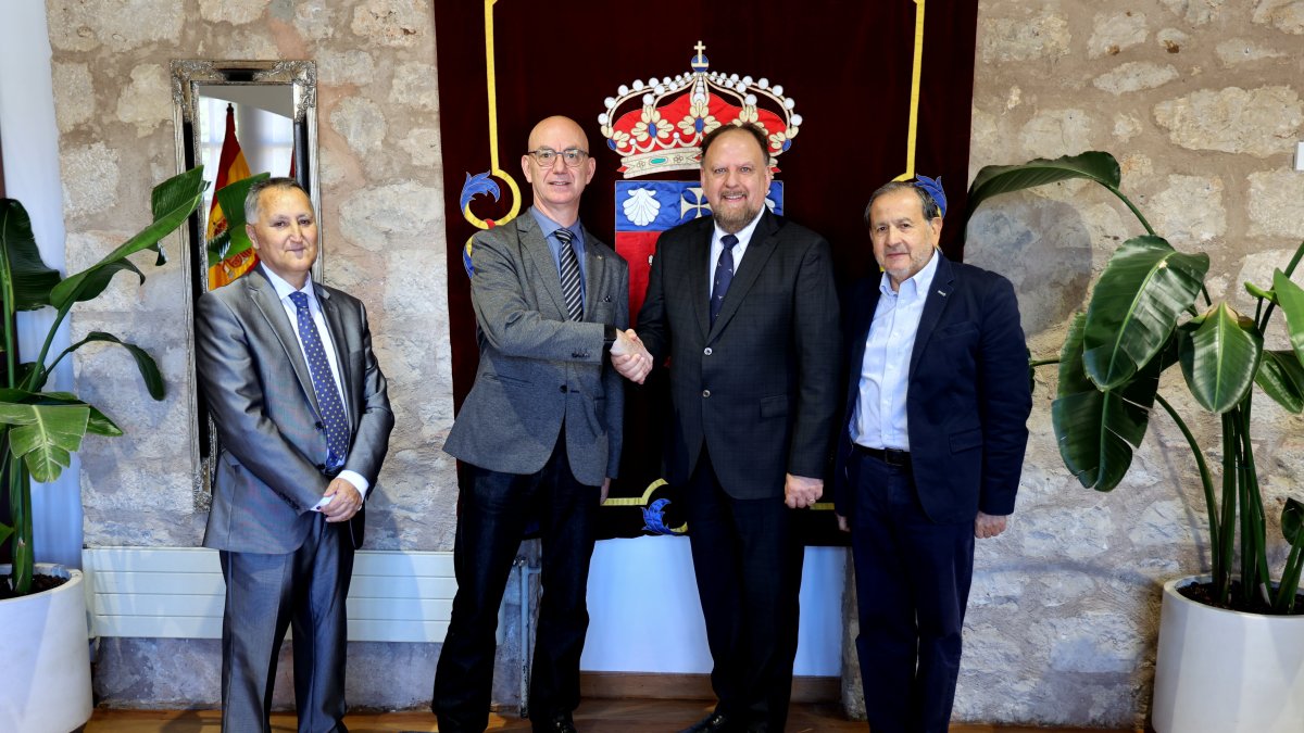 Imagen de la firma del acuerdo entre ambas universidades.