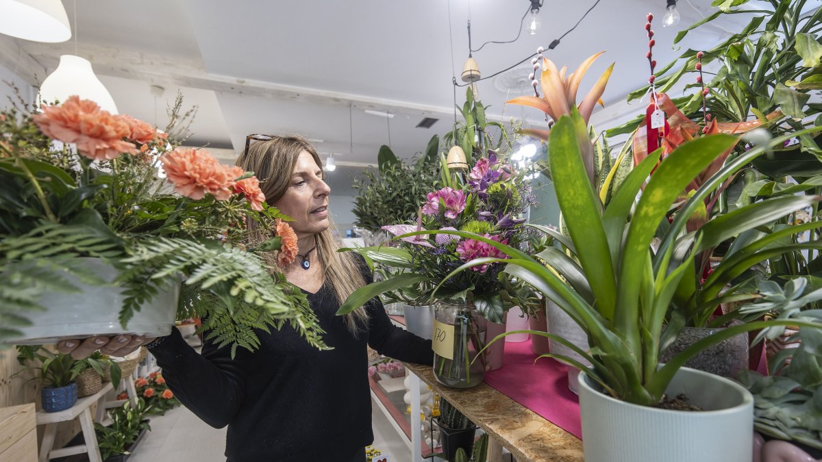 Sefa Tur, responsable de Coquelicot, prepara arreglos florales.