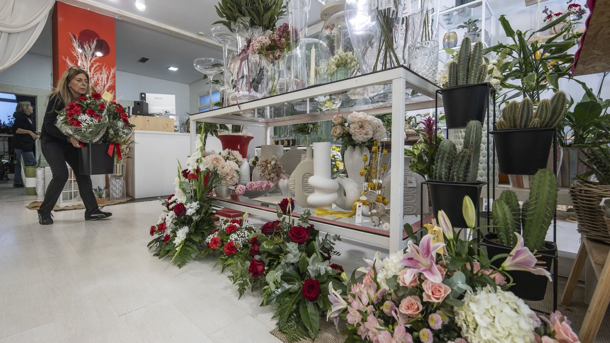 Sefa Tur, dueña de Coquelicot, prepara encargos en su floristería.