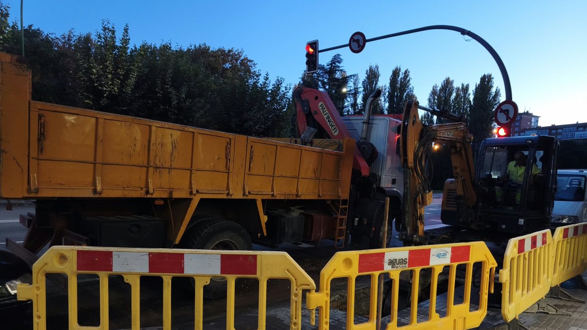 Un reventón en una tubería deja sin agua a decenas de vecinos de la calle Vitoria