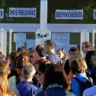 Aspirantes a las oposiciones de Secundaria a las puertas del IES Eras de Renueva de León, en  junio de 2015.-ICAL