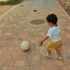 Un niño juega con una pelota.
