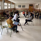 Albert Cervera habla con los alumnos del instituto en su visita a la localidad hace unos días.