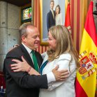 Martínez- Acitores y Ayala se abrazan tras el Pleno.