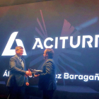 Álvaro Fernández Baragaño (dcha), CEO de Aciturri, saluda al fundador y CEO de Boom Supersonic, Blake Scholl, durante la presentación del acuerdo.