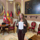 Cristina Ayala muestra la carta enviada a la Junta de Castilla y León para tratar sobre el parque tecnológico y el centro de salud del Silo.