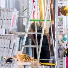 Una dependienta colocando estanterías.