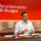 El portavoz del PSOE en el Ayuntamiento de Burgos, Daniel de la Rosa, durante su comparecencia.