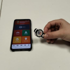 Este es el botón del pánico, un dispositivo bluetooth que la mujer puede activar y la aplicación del móvil que es la que conecta directamente con el sistema de alertas de la Policía Local.