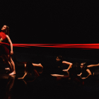 Alumnos de 5º de Contemporáneo en la representación de 'Gallo Rojo' coreografía de Edurne Sanz.