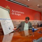 El concejal de Urbanismo, Juan Manuel Manso, presenta el proyecto para dotar al barrio de Cortes de una nueva senda peatonal.
