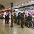 Un grupo de clientes en la primera planta del Mercado Norte de Burgos.