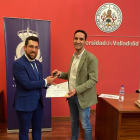 Álvaro Martínez Arroyo recibe el reconocimiento.