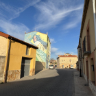 El edificio se encuentra en la plaza Curato y cuenta con un mural artístico