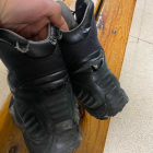 Imagen de unas botas de una agente de la Policía Local.