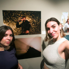 Sara Irazábal y Virginia Barbero en la sala de exposiciones Círculo Solidario.