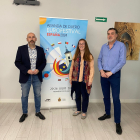 Noa Simón, de Eurofestival 2024, con los concejales Juan Manuel Martín y José Antonio Fuertes