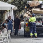 Un vehículo de Urbaser recoge cartones de la vía pública en el paseo de El Espolón.