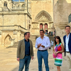 Suárez con el candidato a las Europeas Raúl de la Hoz y otros cargos del PP.