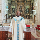 El padre Michael viaja a su país una vez al año donde le esperan sus dos hermanos, Agustino y Rafael