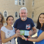 La alcaldesa de Caleruega y el ex alcalde, Lidia Arribas y José Ignacio Delgado, con las técnicos, Cristina Gómez y Cristina Martínez