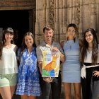 Las reinas y las damas con el autor del cartel anunciador de las Fiestas de Aranda 2024