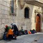 Peregrinos a las puertas del albergue municipal.