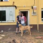 Cristina y Emilio posan en su casa junto a su perra