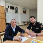 El presidente de la asociación de vecinos junto al encargado de Participación Ciudadana de la Policía Nacional de Aranda