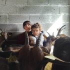 María posa con su hijo y algunas de sus cabras