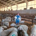 Lourdes posa en su granja de Olmillos de Sasamón