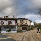 Una familia de turistas, en pleno mes de septiembre, en la localidad burgalesa de Villafría de San Zadornil.