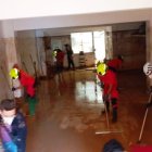 Miembros del GREM colaboran en labores de limpieza.