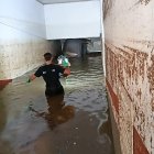Un bombero de Burgos accede a garaje inundado.