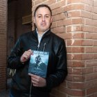 El escritor David López Cabia, con un ejemplar de su última novela, ‘Nunca quiso ser un héroe’.