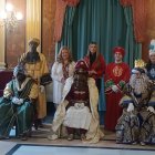Los Reyes Magos, y sus pajes, con la alcaldesa de Burgos, Cristina Ayala, y la edil de Festejos, Carolina Álvarez.