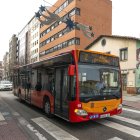 Un autobús que recorre la línea 2 entre la carretera de Arcos y el Hospital Universitario de Burgos abandona la calle San Pedro y San Felices.