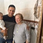 Ángel Narro entrega parte del dinero de los vecinos de Fuentenebro a una valenciana afectada por la Dana 2