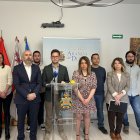 María de las Viñas junto al alcalde y los concejales de Promoción y Hacienda