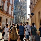 Un grupo de estudiantes camina por a ciudad de Kosice, Eslovaquia.