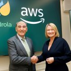 : Ignacio Galán, presidente de Iberdrola, y Lindsay McQuade, directora de Energía para EMEA de Amazon.