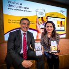 El director general de Fundación Caja de Burgos, Rafael Barbero, y su responsable de Comunicación, Ana Carretero, en la presentación de la nueva web de la organización.