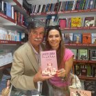 Javier Urra y Jimena Bañuelos, con un ejemplar de 'Pasión por la Psicología'.