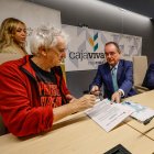 Firma del convenio entre Fundación Atapuerca y Cajaviva Fundación Caja Rural para financiar la beca de investigación de Raquel Blázquez.