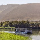 El nuevo catamarán surcando el Sobrón