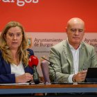La alcaldesa, Cristina Ayala, y el concejal de Hacienda, Ángel Manzanedo, comparecían para abordar la subida de la tasa de basuras.