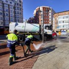 El plan de choque de limpieza arrancaba en la calle Madrid, a la altura de la plaza Vega.