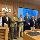 Miguel Ángel Benavente, rodeado de su equipo en FAE, momentos antes de anunciar que da «paso al lado».